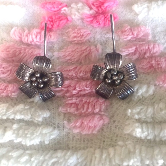Silver Flower Pierced Earrings, Cute & Classic - Picture 2 of 8